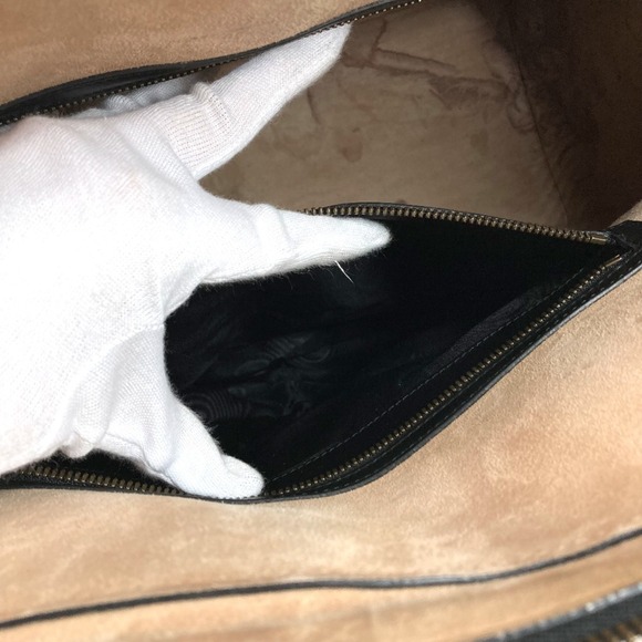 GUCCI Authentic Black Leather Shoulder Bag - Picture 13 of 16